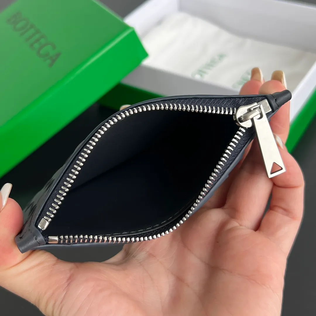 BV’s new 805827 vertical zipper card holder 🎈 The classic small woven work that I miss 0.7 is back. It’s really very design-friendly. The calfskin texture is high-end. It’s carefully designed with five card slots and a central compartment. You can also put cash in for daily use. You deserve to have such an thoughtful design. Size: 12*7*0.5 layers cm P540